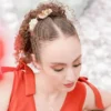 Coiffure cheveux frisés tirés avec broche de cheveux mariage or et blanc