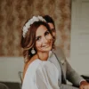 Mariée 45 ans. Coiffure carré wavy avec couronne de porcelaine froide pour un look très contemporain.