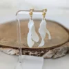 boucles d'oreilles mariage pendantes Sofia. Bijou de la mariée moderne et élégant
