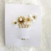 Peigne à cheveux mariage fleur de porcelaine blanches et perles et ornements dorés. Bohème chic. Idée cadeau demoiselle d'honneur