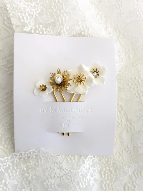 Peigne à cheveux mariage fleur de porcelaine blanches et perles et ornements dorés. Bohème chic. Idée cadeau demoiselle d'honneur