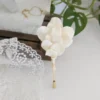 Boutonnière mariage chic et bohème. Pétales porcelaine froide, bijou homme assorti aux bijoux de la mariée.