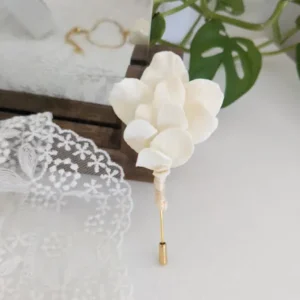 Boutonnière mariage chic et bohème. Pétales porcelaine froide, bijou homme assorti aux bijoux de la mariée.