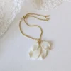 Bracelet mariage réglable. Bijou de la mariée orné de pétales de porcelaine pendants.