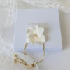 Bracelet mariée sur son écrin. Bijou bohème chic. Fleur de porcelaine.