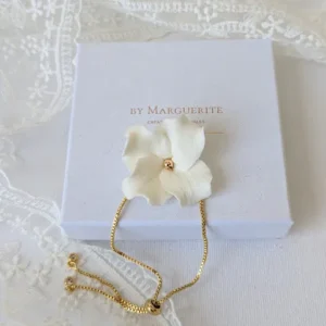 Bracelet mariée sur son écrin. Bijou bohème chic. Fleur de porcelaine.