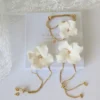 Cadeau demoiselle d'honneur. Bracelet mariage avec fleur de porcelaine à assortir aux bijoux de la mariée