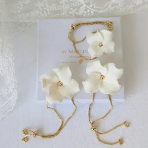 Cadeau demoiselle d'honneur. Bracelet mariage avec fleur de porcelaine à assortir aux bijoux de la mariée