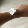 Bracelet de la mariée. Fait main. Fleur blanche en porcelaine.