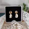 Boucles d'oreilles mariage civil Chloé Puce ronde or brossé et pendants de feuilles de céramique