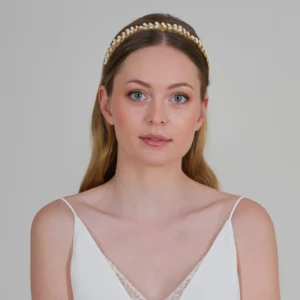 Mariée style grecque romaine naturelle avec couronne de tête or et étamines blanches en porcelaine