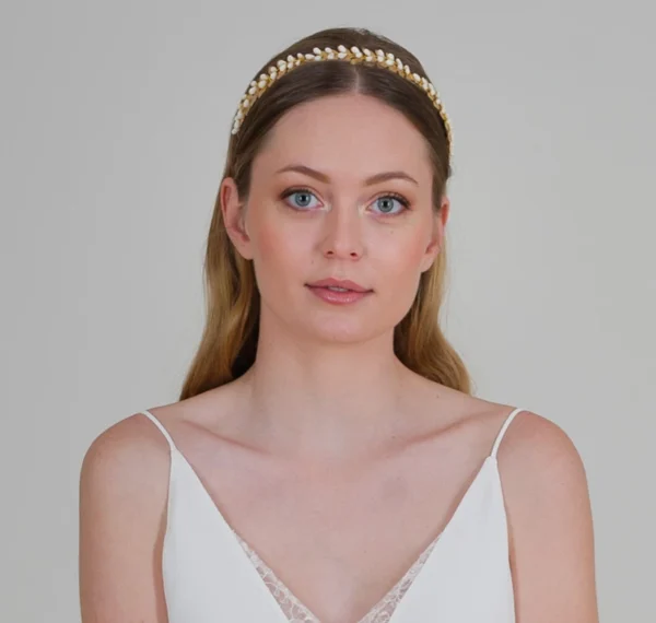 Mariée style grecque romaine naturelle avec couronne de tête or et étamines blanches en porcelaine