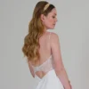 Mariée style grecque romaine naturelle avec couronne de tête or et étamines blanches en porcelaine