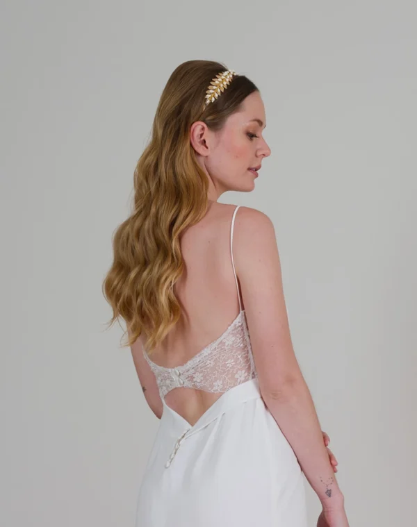 Mariée style grecque romaine naturelle avec couronne de tête or et étamines blanches en porcelaine
