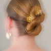 Coiffure chignon forme 8 avec insertion d'épingles à chinon fleurs de perles. Accessoire coiffure luxe