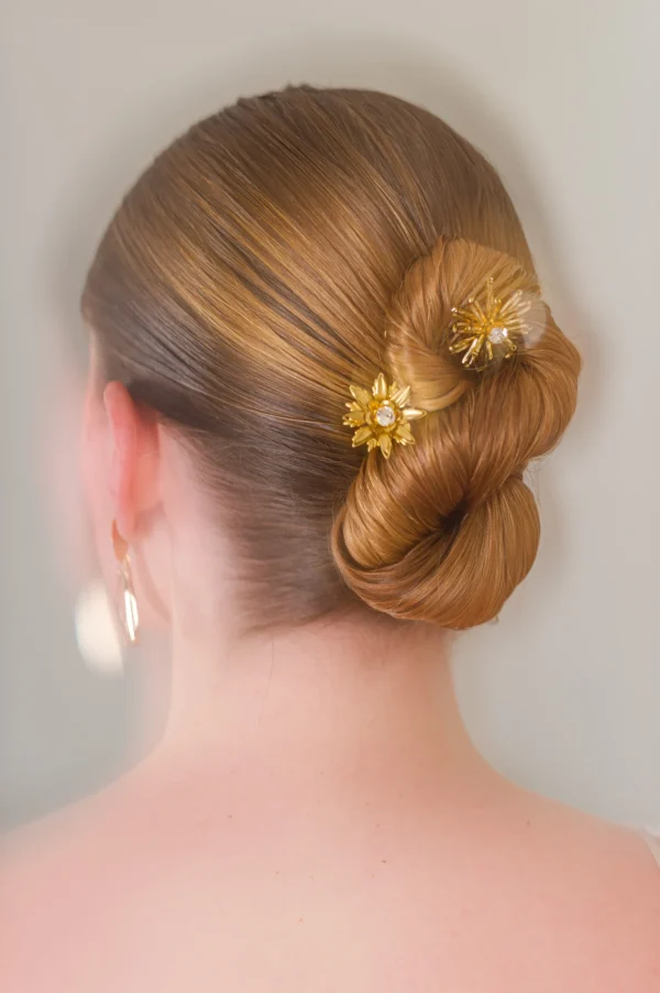 Coiffure chignon forme 8 avec insertion d'épingles à chinon fleurs de perles. Accessoire coiffure luxe