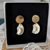 Bijou mariage, boucles d'oreilles mariage civil. Boucles pendantes pétales blancs. Bijou dans son écrin.