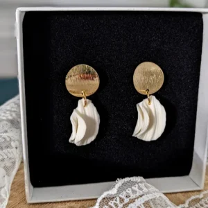 Bijou mariage, boucles d'oreilles mariage civil. Boucles pendantes pétales blancs. Bijou dans son écrin.