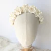 Couronne de mariage avec grosses fleurs blanches. Mariage bohème.