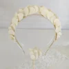 Couronne de mariée originale et tendance. Ornée de pétales de porcelaine froide. Confortable et légère.