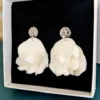 Boucles d'oreilles mariage argenté. Pétales de porcelaine froide. Mariage bohème