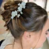 Coiffure mariage chignon haut orné d'accessoires fleuris fait main