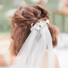 Coiffure mariage cheveux carré avec voile et accessoire cheveux petites fleurs blanches