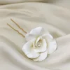 Fourche à cheveux fleurs blanche rose en porcelaine froide. accessoire cheveux mariage fleur