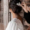Positionnement d'un peigne dans une coiffure de mariée