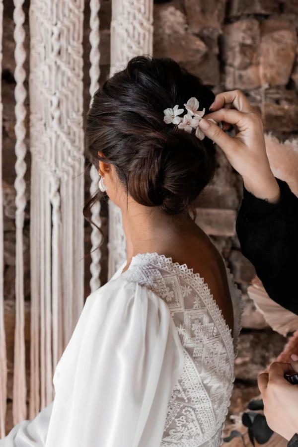 Positionnement d'un peigne dans une coiffure de mariée