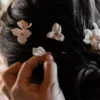 coiffeure positionne accessoires de coiffure mariage by Marguerite, des épingles à chignon fleurs blanches en porcelaine
