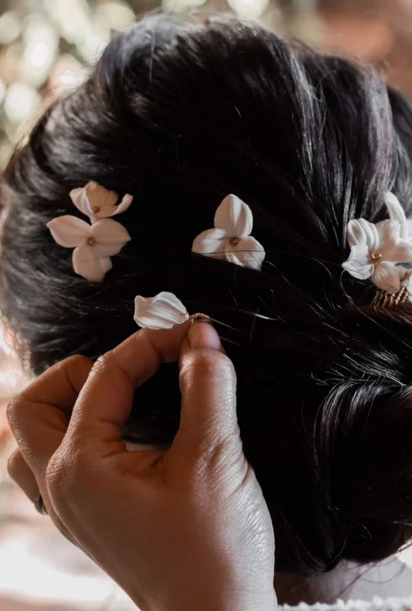 coiffeure positionne accessoires de coiffure mariage by Marguerite, des épingles à chignon fleurs blanches en porcelaine