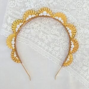 Accessoire mariage oriental. Couronne or et perles ivoire.