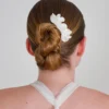 Coiffure de mariée, chignon en 8. Peigne de mariage délicat et raffiné. Orné de pétales de porcelaines crées à la main.