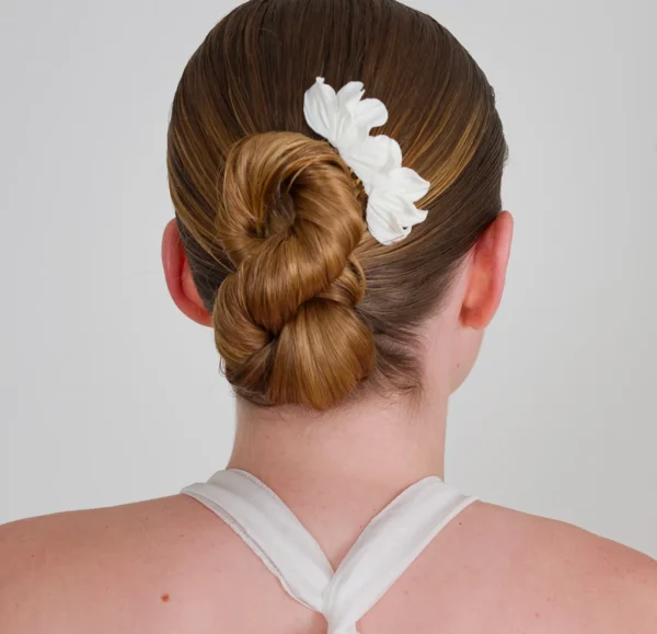 Coiffure de mariée, chignon en 8. Peigne de mariage délicat et raffiné. Orné de pétales de porcelaines crées à la main.