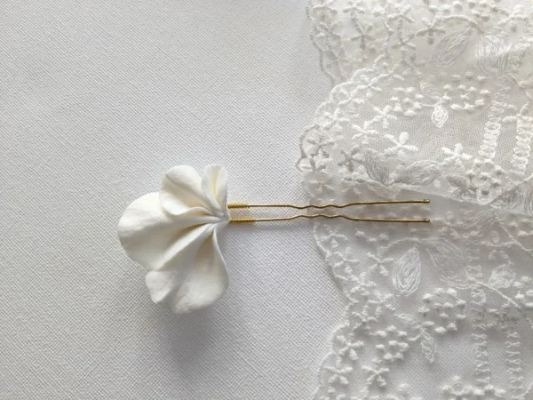 Accessoire coiffure de mariée. Drapé de porcelaine. Accessoire mariage civil