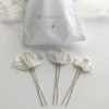 Coiffure cérémonie wavy avec accessoires cheveux en porcelaine. épingles à cheveux mariage