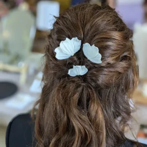Coiffure cérémonie wavy avec accessoires cheveux en porcelaine. épingles à cheveux mariage