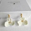 Boucles d'oreilles petites fleurs de porcelaine froide pour mariage. Boucles d'oreilles personnalisables