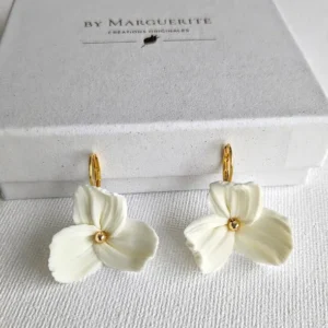 Boucles d'oreilles petites fleurs de porcelaine froide pour mariage. Boucles d'oreilles personnalisables