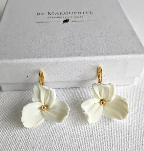 Boucles d'oreilles petites fleurs de porcelaine froide pour mariage. Boucles d'oreilles personnalisables