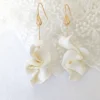 Boucles d'oreilles mariage pendantes tendance. Bijou de mariage porcelaine délicat