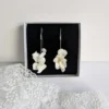 Boucles d'oreilles mariage pendantes tendance. Bijou de mariage argenté
