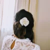 Coiffure bohème grande fleur de porcelaine froide dans les cheveux. accessoire cheveux mariage fleur
