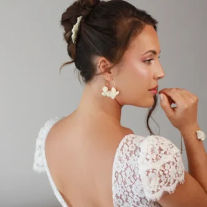 Mariée robe dos en V avec parure bijou de mariage by Marguerite