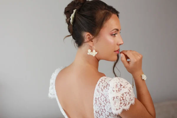 Mariée robe dos en V avec parure bijou de mariage by Marguerite
