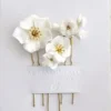 Set de 3 Pics à chignon, fleurs blanches de porcelaine et perles dorées pour un look de mariée bohème chic.