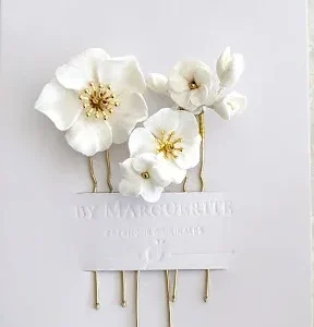 Set de 3 Pics à chignon, fleurs blanches de porcelaine et perles dorées pour un look de mariée bohème chic.