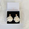 Boucles d'oreilles mariage fleur. Grosse fleur blanche de porcelaine froide. fabrication artisanale. Bijou très léger.