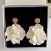 Boucles d'oreilles mariage fleur. Grosse fleur blanche de porcelaine froide. fabrication artisanale. Bijou très léger. Mariage bohème